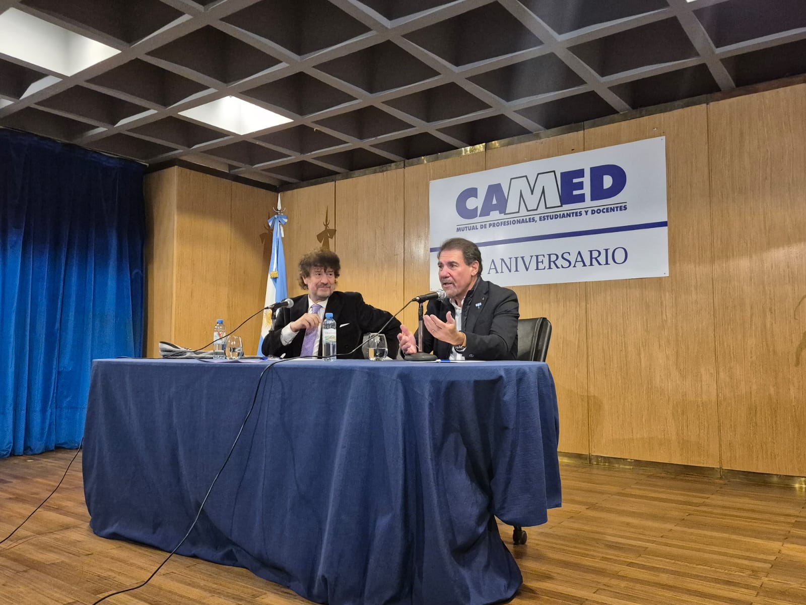 Con una importante convocatoria, Mollo recibió a Zuchovicki para analizar la economía del país